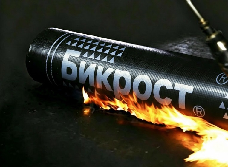 Бикрост ХПП является продуктом эконом класса, но изделия отвечает всем современным требованиям строительства. Для реконструкции кровель по имеющеюся старой битумной гидроизоляции рекомендована укладка одного слоя гидроизоляционного ковра Бикрост ХКП с дополнительной броней. При устройстве новой кровли, рекомендовано применять два слоя гидроизоляционного ковра, нижнего ХПП и верхнего ХКП.